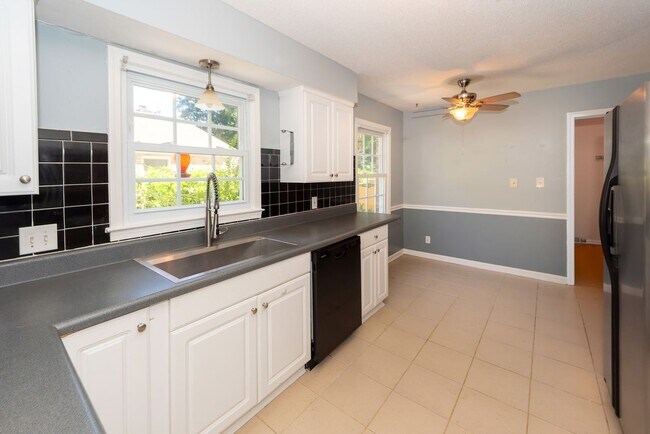 Building Photo - 3 Bedroom 2 Bath Home in Kings Grant - Sum...