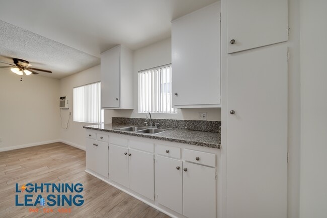 Building Photo - 5132 1/2 Yarmouth-25D