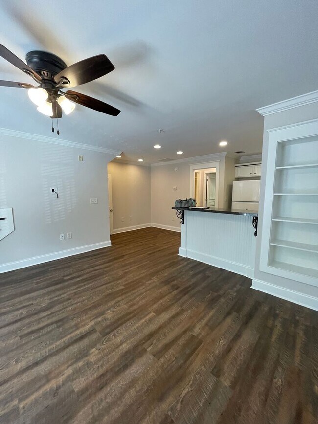 Building Photo - Three Bedroom Townhouse Available!