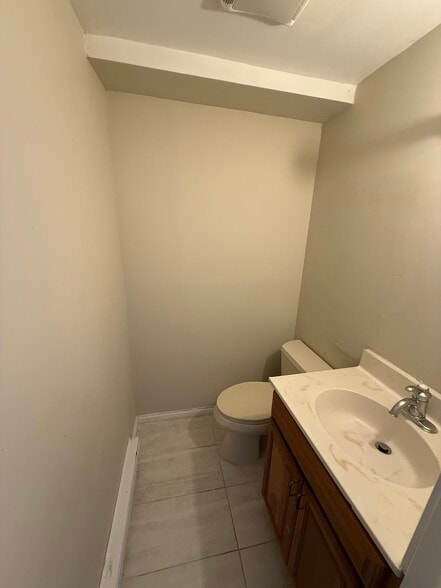 1ST BATHROOM - 424 W Oak St