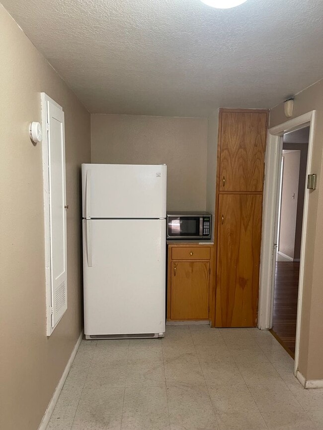 Building Photo - Single family apt.