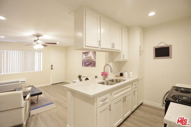 Building Photo - 550 S Manhattan Pl