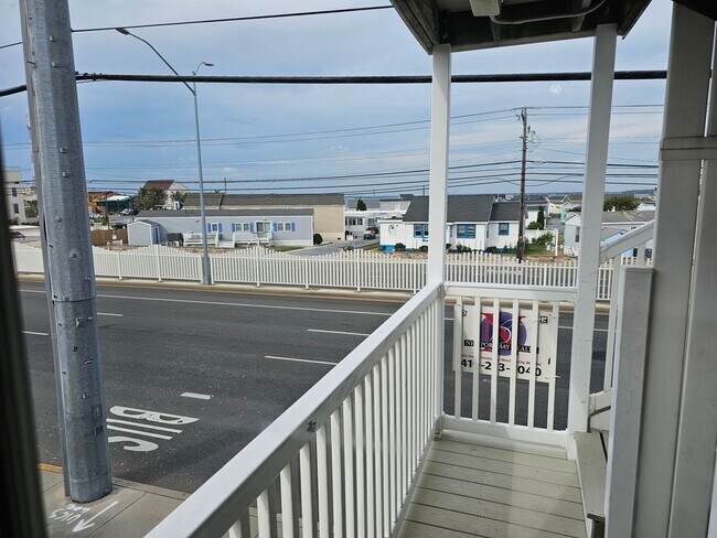 Building Photo - New year round rental mid town Coastal Hwy