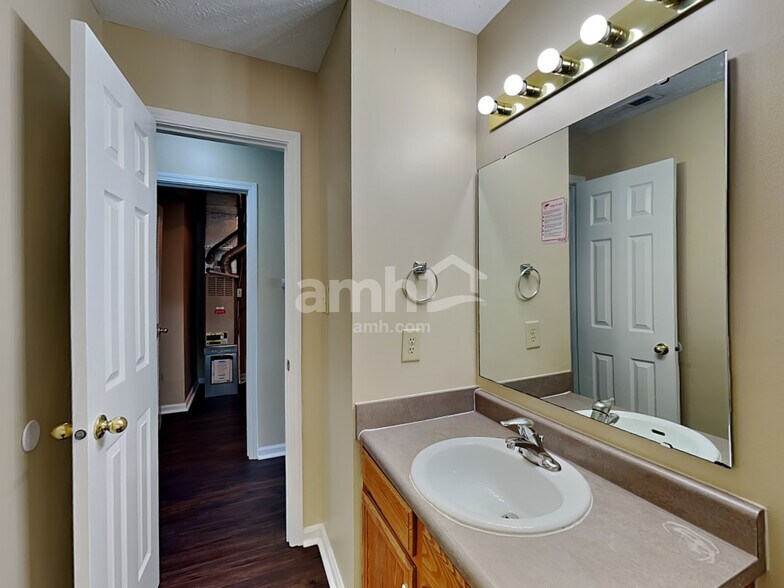Building Photo - 7864 Fox Glen Dr