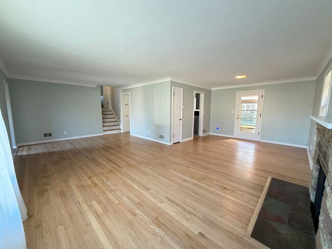 Building Photo - Charming Updated 3-Bedroom in the Heart of Alger Heights