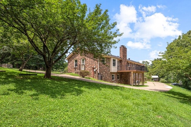 Building Photo - Pet Friendly Three Bedroom with Basement!