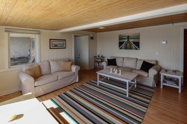 Building Photo - 314 E Montauk Hwy