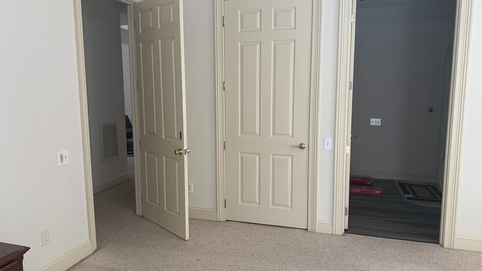 Building Photo - Room in Townhome on Presidents Dr