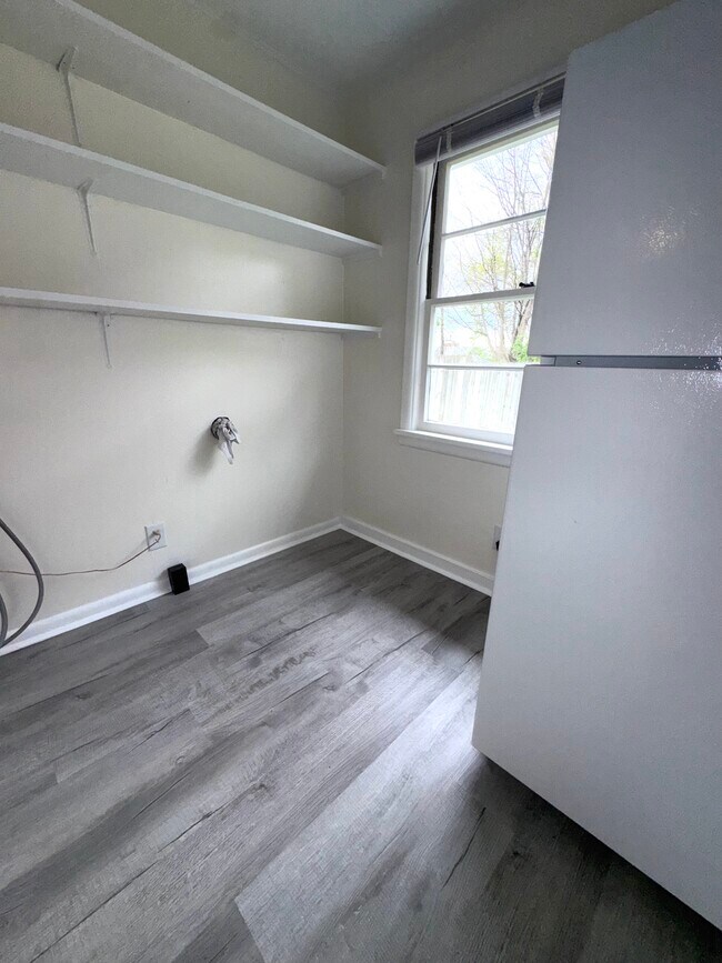 Building Photo - 567 N Walnut St