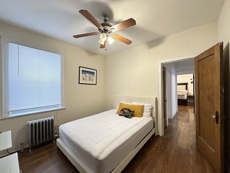 Building Photo - 5023 N Ridgeway Ave