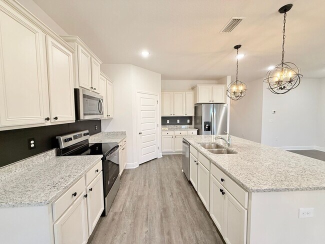 Building Photo - Spacious 4-Bedroom Home - Community Pool