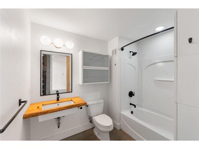 Building Photo - 718 N Washington Ave