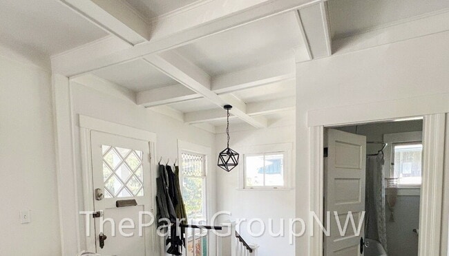 Building Photo - Remarkably Remodeled Queen Anne Home w/Air Conditioning!