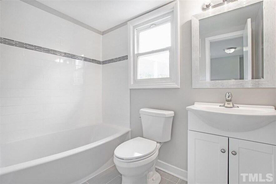 Building Photo - 520 Commonwealth St