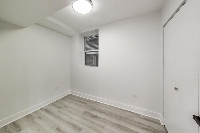 Building Photo - 3 bedroom in Chicago IL 60657