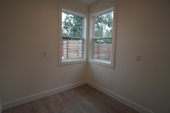 Building Photo - 4314 W Clark St