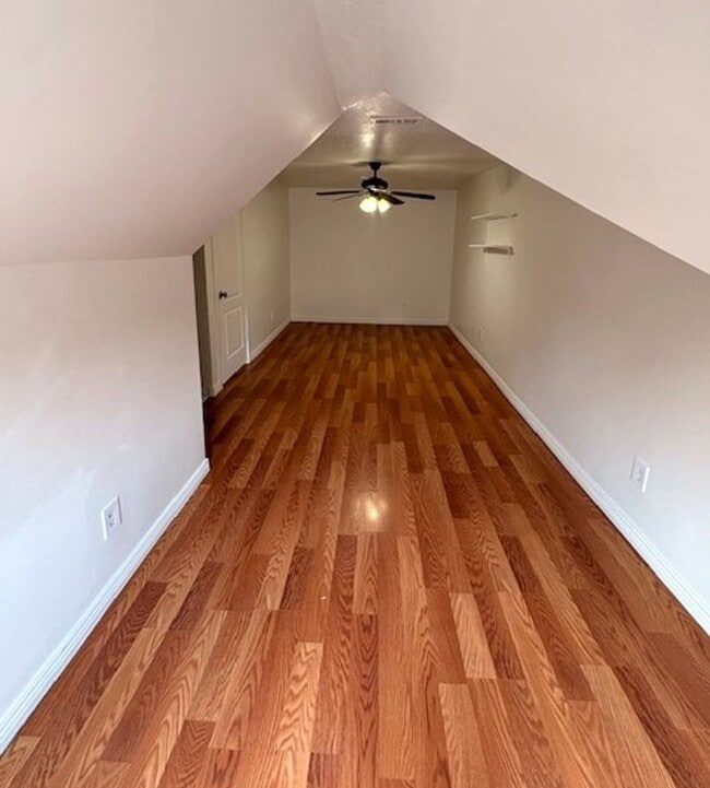 Building Photo - 3 Bedroom / 2.5 Bath Multi-Level Home in SLC!