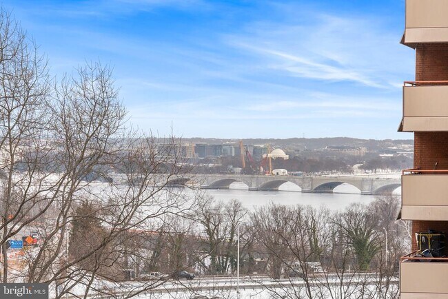 Building Photo - 1021 Arlington Blvd