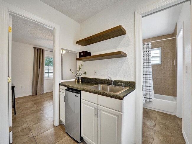 Building Photo - 4960 SW 89th Ave