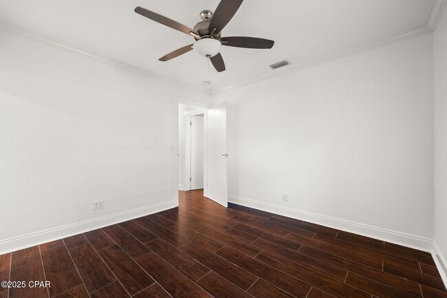 Building Photo - 1528 Oak Ave