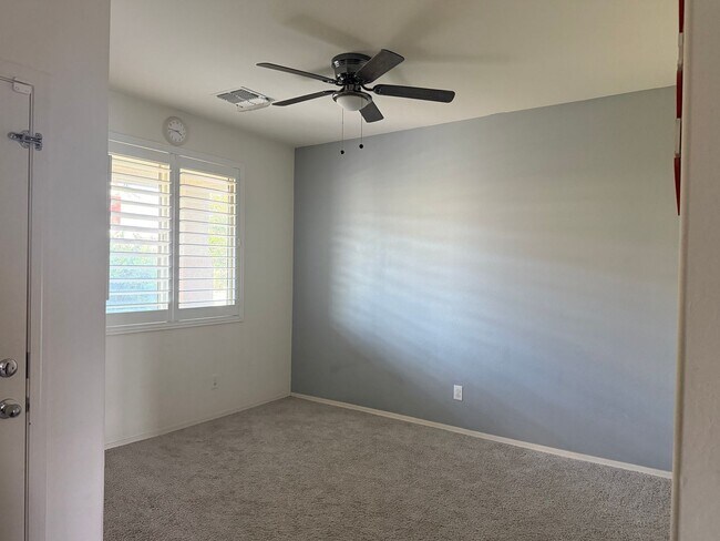 Building Photo - 3 bedroom 3 bath Home