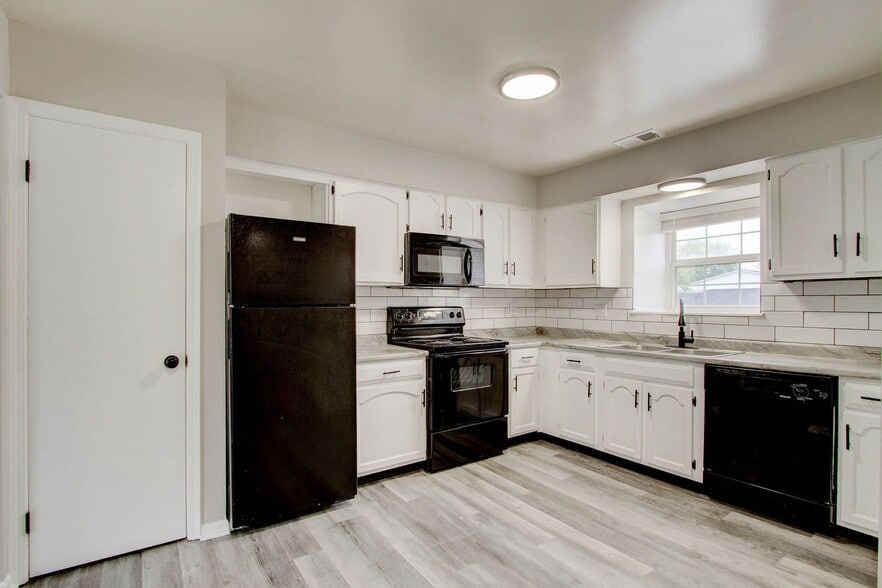 Building Photo - The Lenox Apartments