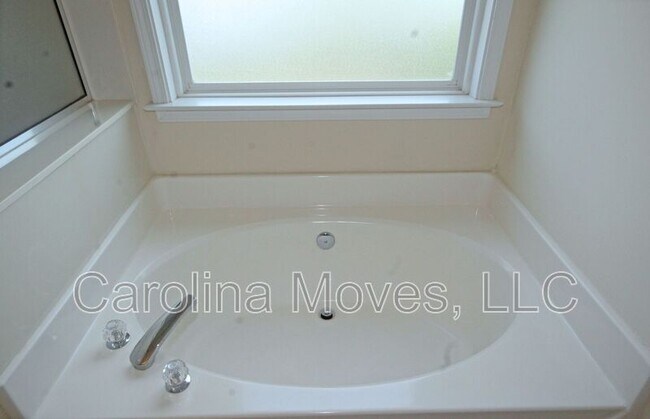 Building Photo - 500 Cliffview Ct