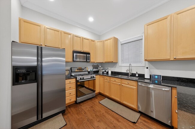 Building Photo - 724 W Briar Pl