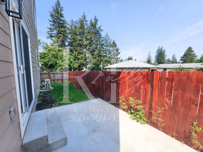 Building Photo - Modern, Spacious, & Conveniently Located H...