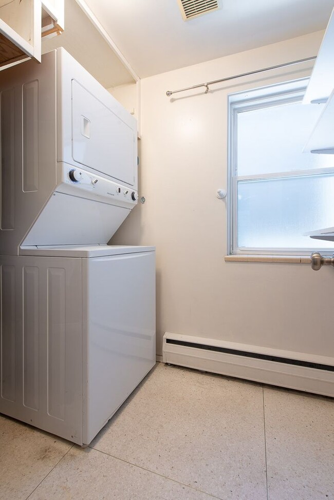 Building Photo - 2023