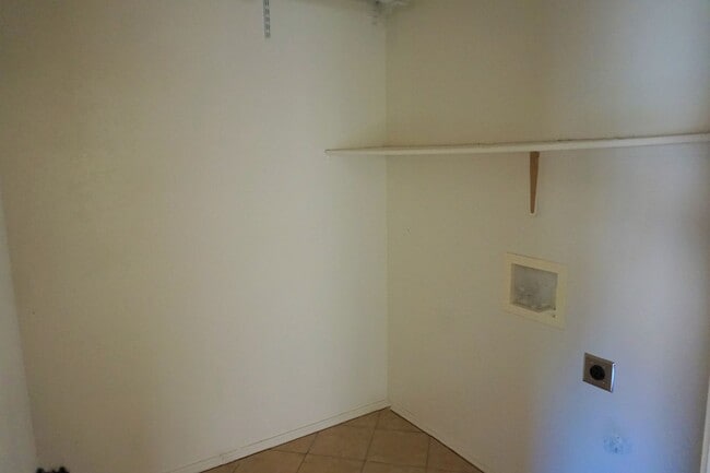 Building Photo - Close to Post