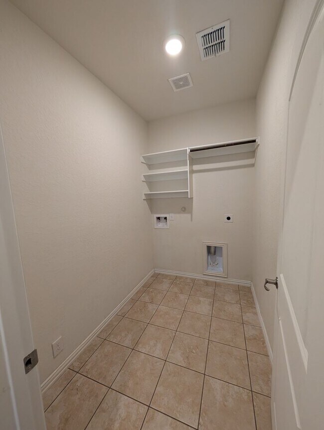 Building Photo - 4/2.5/2 with Large Game Room / Near Gruene...