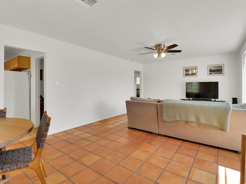 Building Photo - 1022 E Keim Dr