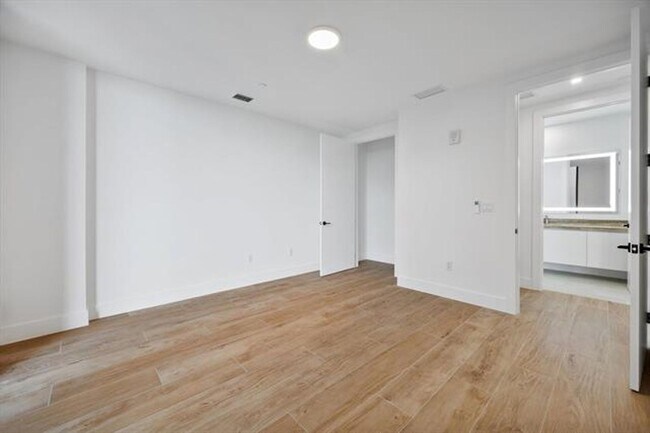 Building Photo - 3034 Oak Ave