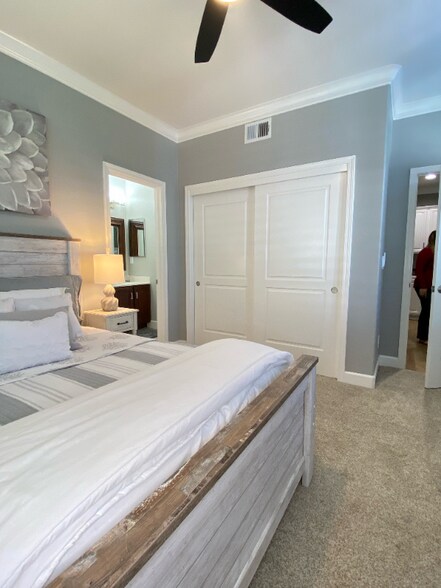 Building Photo - 5195 Equestrian Ct