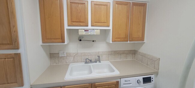 Building Photo - Furnished or Unfurnished 1 Bed Steps from Mad Beach