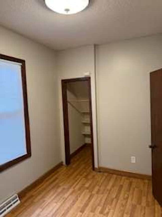 Building Photo - 3 Bedroom / 1 Bathroom Private Fenced Yard...