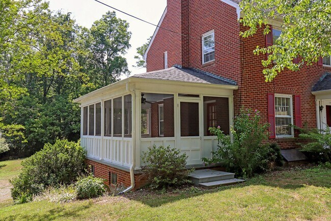 Building Photo - Scottsville Charm! Move-In Ready Home Near Library, Brewery & James River