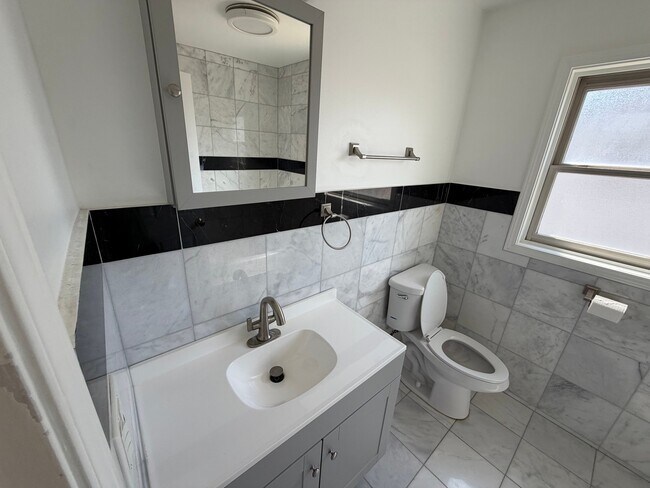 Building Photo - 2833 N Auxplaines St