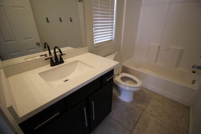 Building Photo - Spacious 4BR/3.5BA Home with Loft – Prime ...