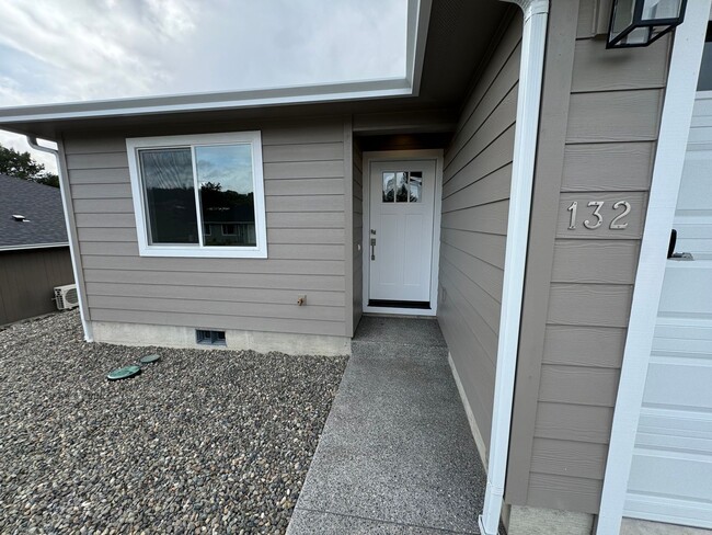 Building Photo - Brand new Green area 3 Bedroom 2 Bath Dupl...