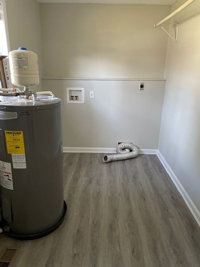 Building Photo - SINGLE FAMILY HOME ~ MOVE IN SPECIAL: NO RENT UNTIL FEBRUARY