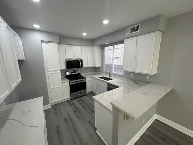 Building Photo - Newly Renovated 4 Bed 3 Bath Brentwood Home