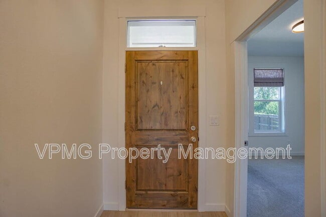 Building Photo - 935 SE 36th St