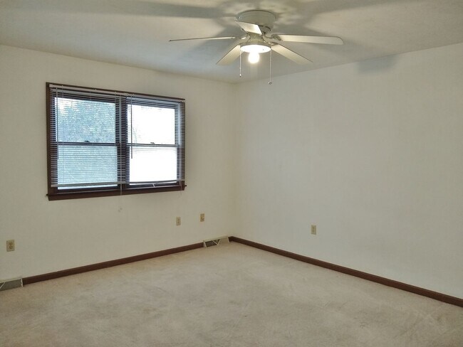 Building Photo - 2 Bed / 1-1/2 Bath Single Family Home Townhome