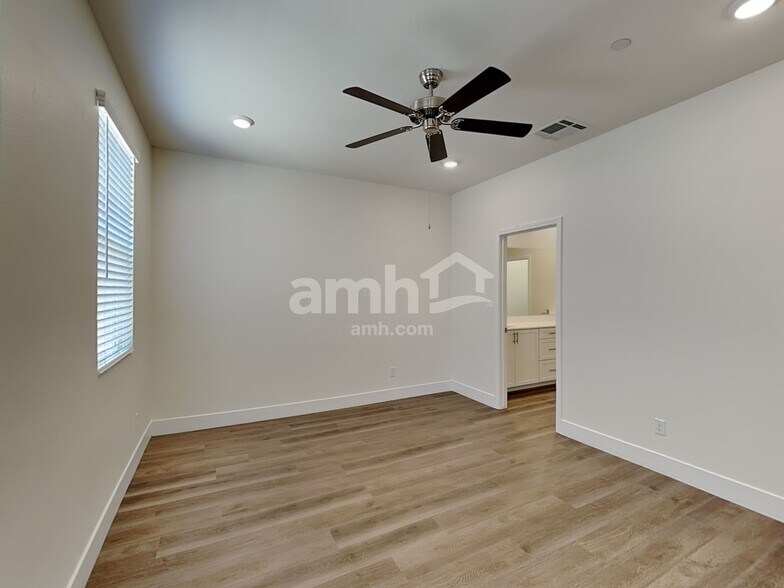 Building Photo - 533 Sacred Lotus Pl