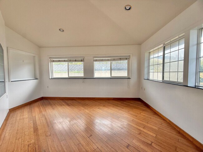Building Photo - Partially Furnished 3 Bedroom / 2.5 Bathroom Custom Home in Sandhill Estates gated community!