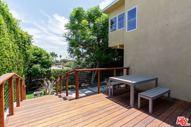 Building Photo - 1530 S Sierra Bonita Ave