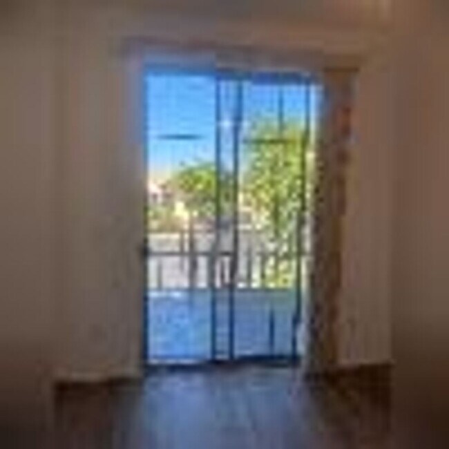 Building Photo - 4 Bedroom, 2 1/2 Bath Available Now!