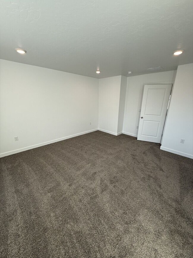 Building Photo - Brand New Beautiful Town Home in Salem, UT